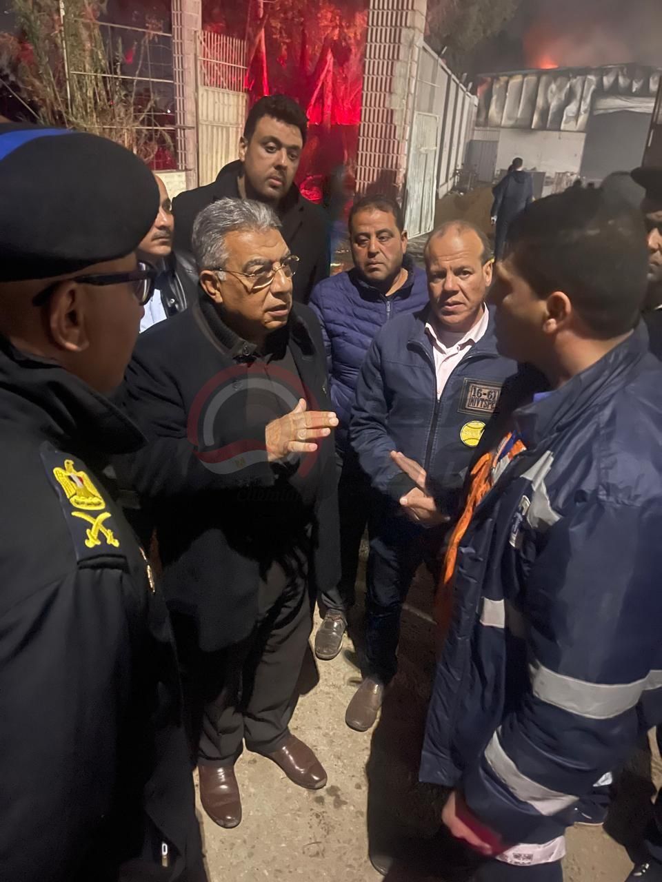 محافظ الدقهلية يتابع ميدانيًا أعمال السيطرة على حريق مصنع عقل بطلخا واستمرار عمليات الإطفاء والتبريد - الخليج الان