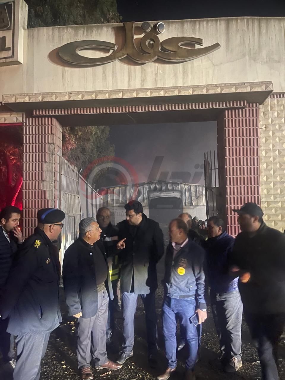 محافظ الدقهلية يتابع ميدانيًا أعمال السيطرة على حريق مصنع عقل بطلخا واستمرار عمليات الإطفاء والتبريد - الخليج الان