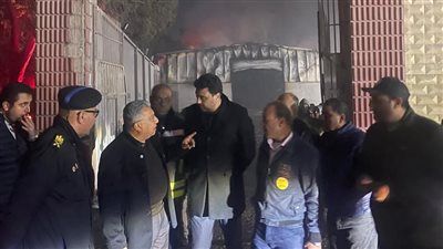 محافظ الدقهلية يتابع ميدانيًا أعمال السيطرة على حريق مصنع عقل بطلخا واستمرار عمليات الإطفاء والتبريد - الخليج الان
