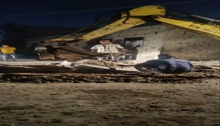 السلطة المحلية بخورمكسر تنفذ أعمال استبدال وتأهيل مناهل الصرف الصحي المتهالكة بالمديرية