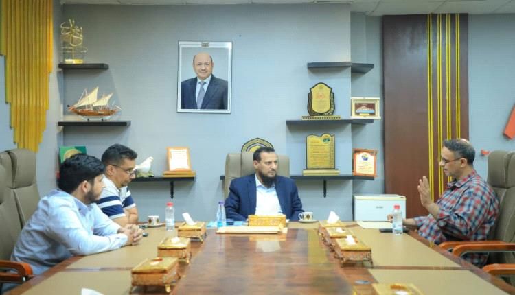 محافظ عدن يوجّه بتعزيز وتحديث خدمات بريد عدن