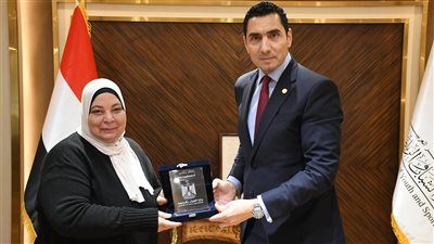بعد الجولات المفاجئة على المراكز..وزير الرياضة يكرم مدير مركز شباب عين الصيرة - الخليج الان