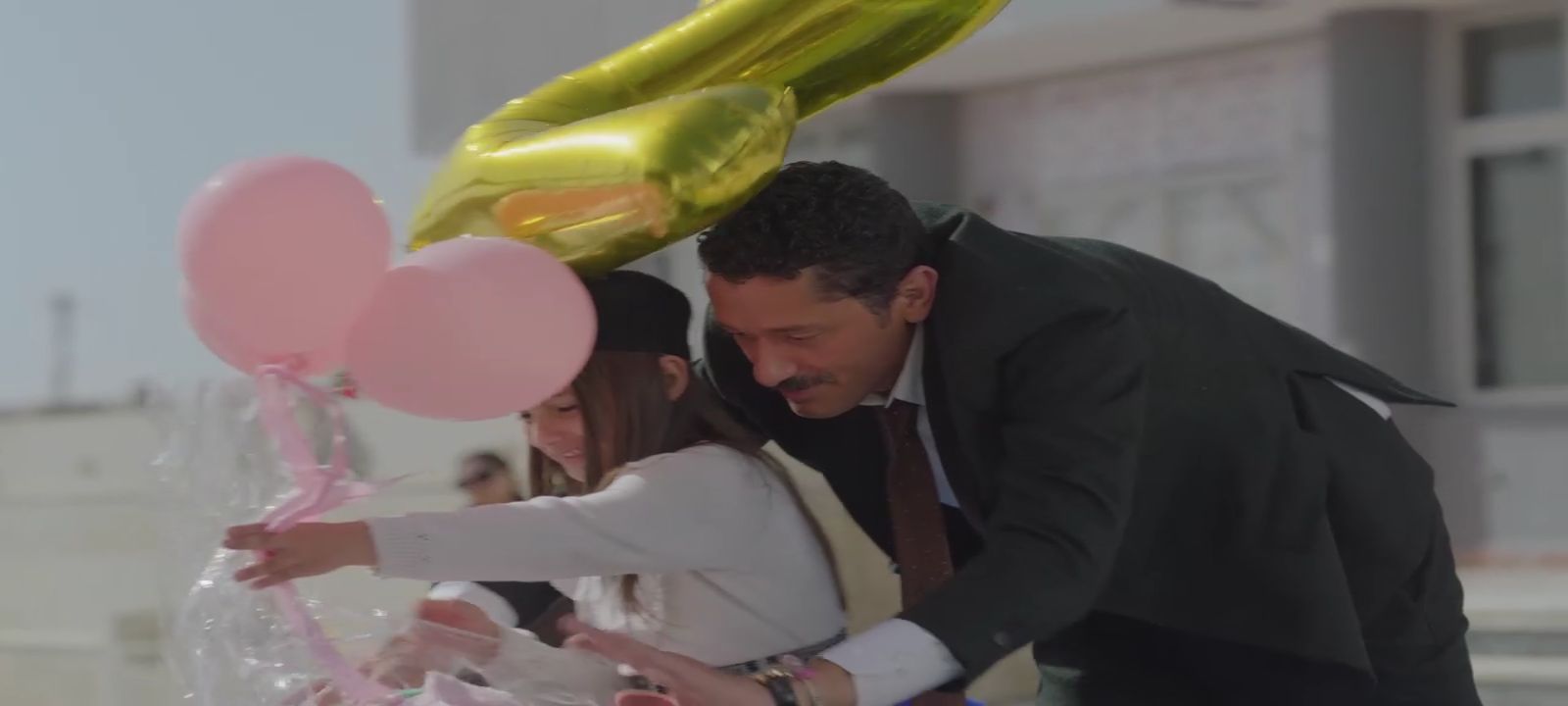 مسلسل المتر سمير الحلقة 13.. كريم محمود عبد يعاني من محاولة رؤية ابنته - الخليج الان