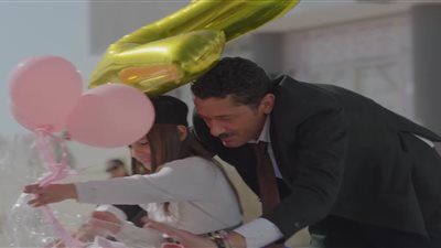 مسلسل المتر سمير الحلقة 13.. كريم محمود عبد يعاني من محاولة رؤية ابنته - الخليج الان