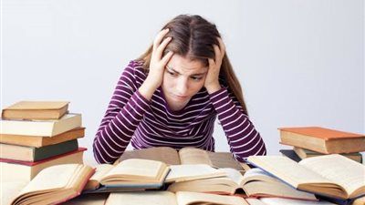 آلام الرقبة قد تبدأ من التوتر.. عندما يتحول الضغط النفسي إلى ألم - الخليج الان