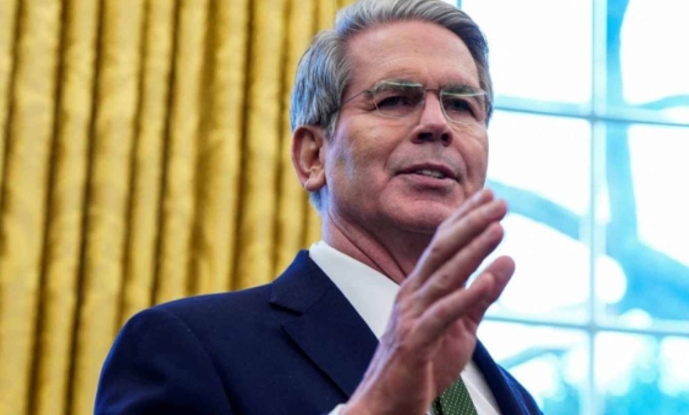 «وسط الحرب».. وزير الخزانة الأمريكي: قد نعفي شحنات نفط إيرانية من العقوبات - الخليج الان