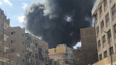 النيران كلت منزلين.. الحريق المفاجئ لمصنع الكراسي بالدويقة - الخليج الان