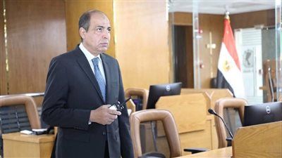 من داخل مركز السيطرة.. محافظ المنيا يتابع تطورات حالة الطقس ويوجه بانتشار فرق الرصد - الخليج الان