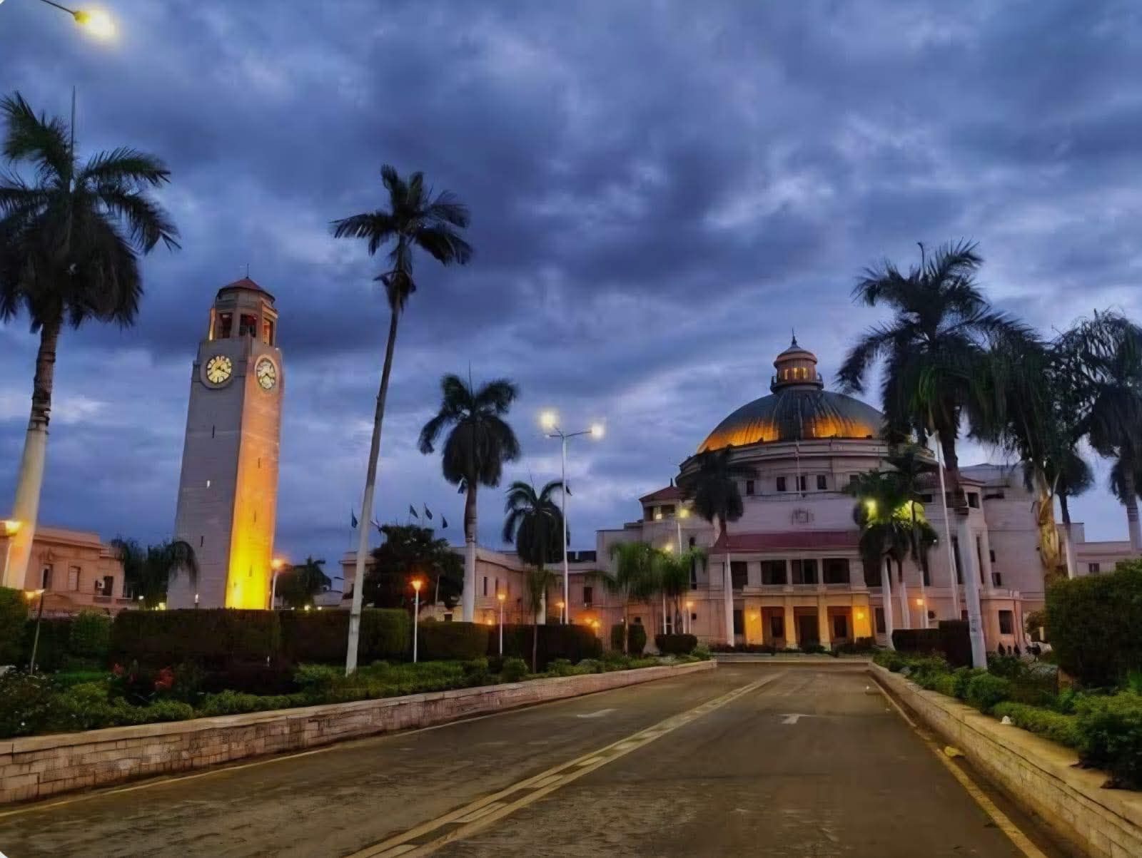 جامعة القاهرة تعلق الدراسة حضورياً وتأجيل الامتحانات 25 و26 مارس - الخليج الان