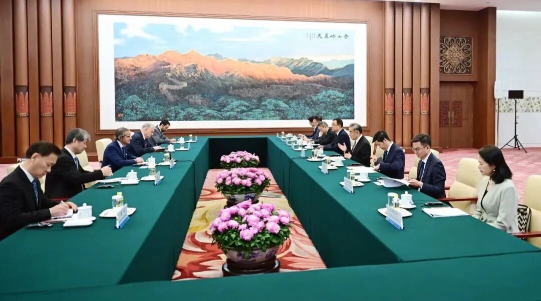 «لقاء في بكين».. وزير الخارجية الصيني لـ مدير وكالة الطاقة الذرية: استهداف المنشآت النووية سيجر المنطقة لوضع بالغ الخطورة - الخليج الان