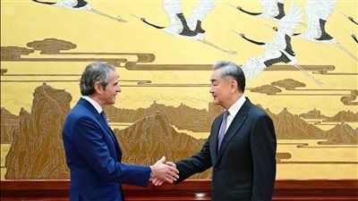 «لقاء في بكين».. وزير الخارجية الصيني لـ مدير وكالة الطاقة الذرية: استهداف المنشآت النووية سيجر المنطقة لوضع بالغ الخطورة - الخليج الان