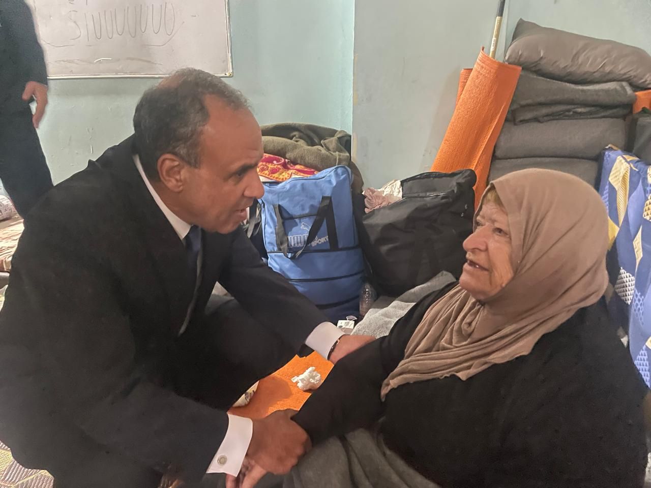 «لن نترككم وحدكم».. لقطات إنسانية من زيارة وزير الخارجية لمركز لإيواء النازحين بلبنان|صور - الخليج الان