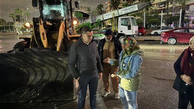 نائب محافظ بورسعيد يتابع ميدانيًا أعمال شفط المياه بحيي المناخ والضواحي - الخليج الان