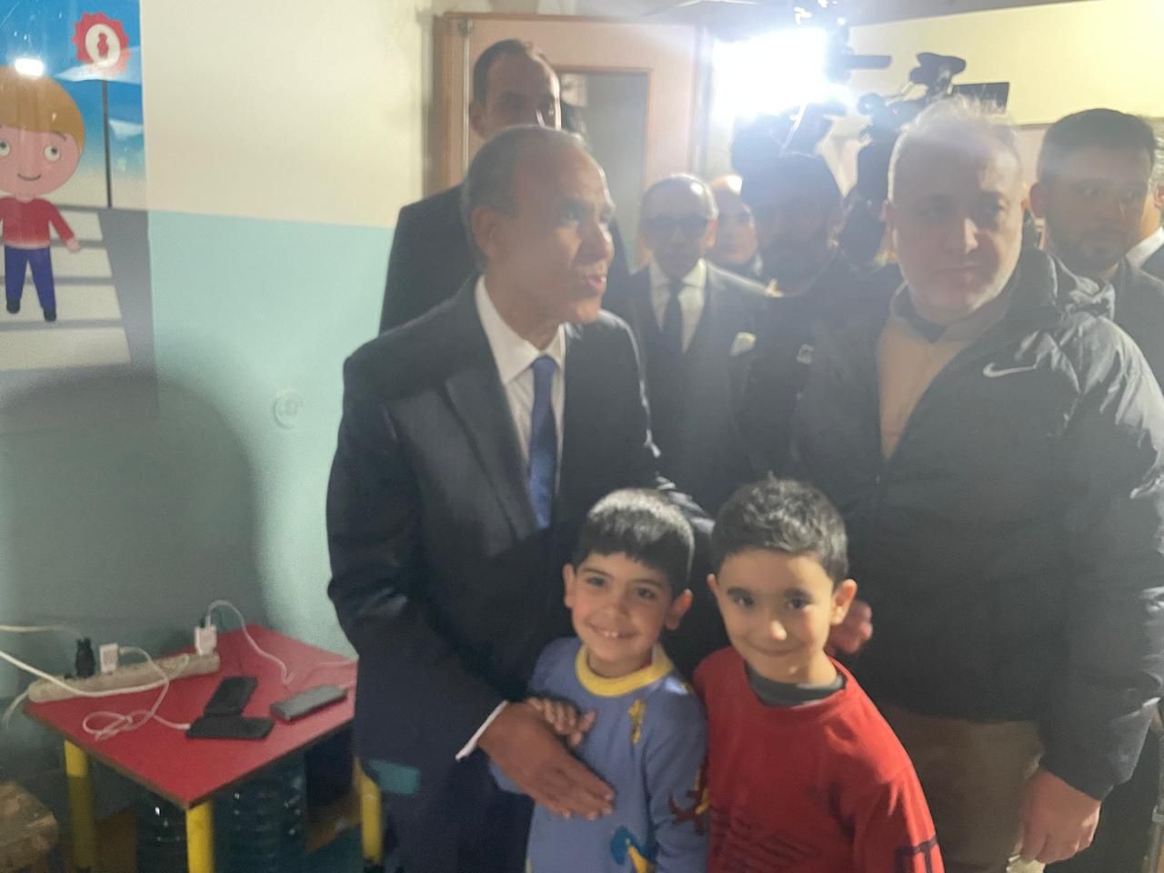 «لن نترككم وحدكم».. لقطات إنسانية من زيارة وزير الخارجية لمركز لإيواء النازحين بلبنان|صور - الخليج الان