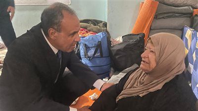 «لن نترككم وحدكم».. لقطات إنسانية من زيارة وزير الخارجية لمركز لإيواء النازحين بلبنان|صور - الخليج الان