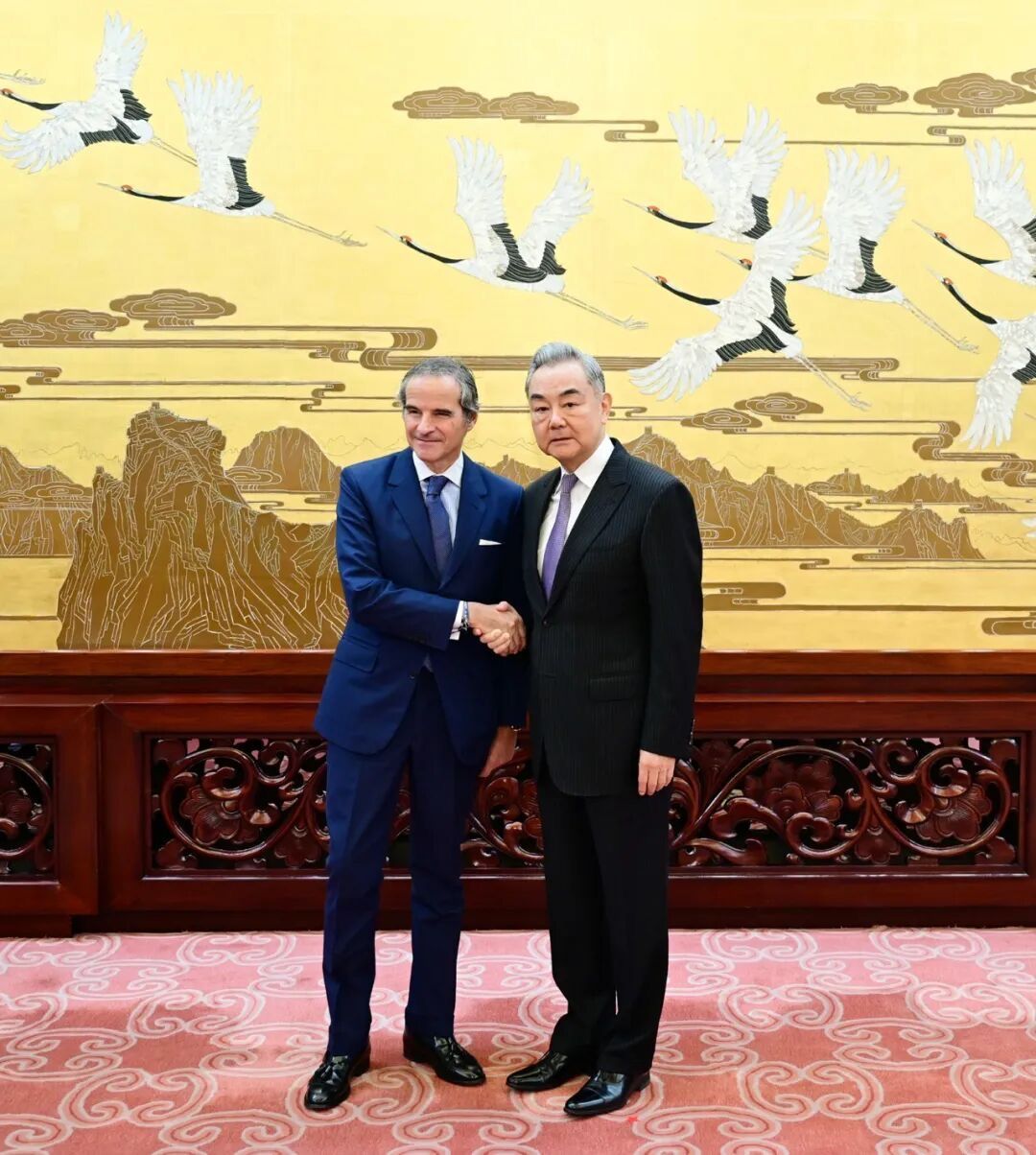 «لقاء في بكين».. وزير الخارجية الصيني لـ مدير وكالة الطاقة الذرية: استهداف المنشآت النووية سيجر المنطقة لوضع بالغ الخطورة - الخليج الان