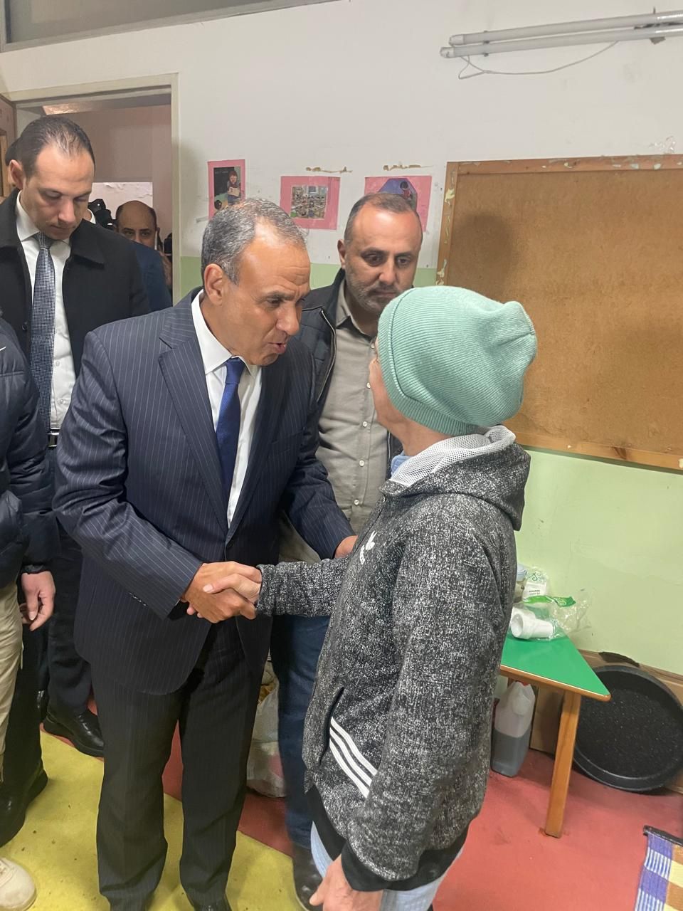 «لن نترككم وحدكم».. لقطات إنسانية من زيارة وزير الخارجية لمركز لإيواء النازحين بلبنان|صور - الخليج الان