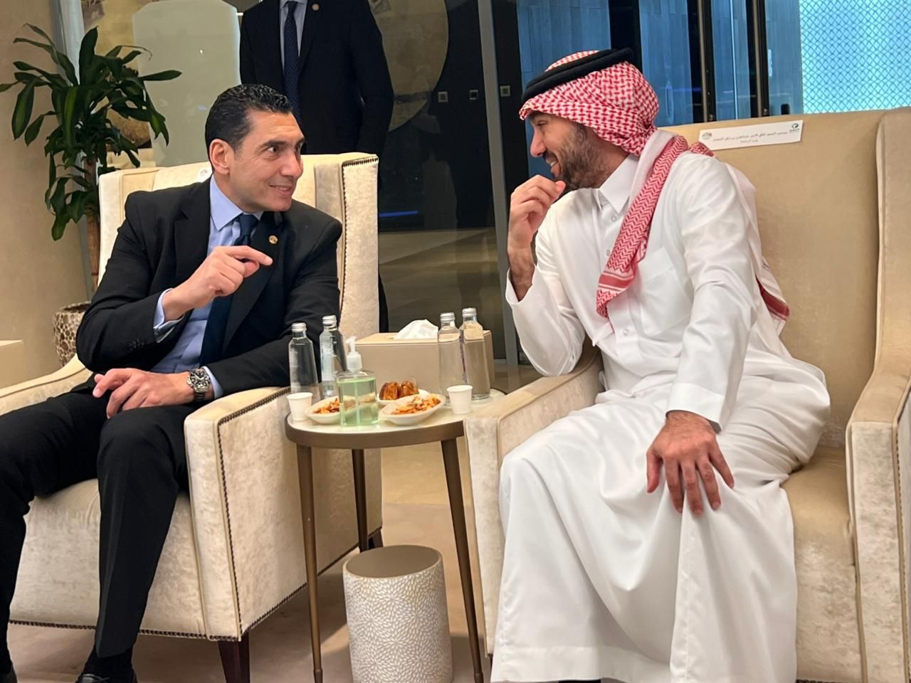 وزير الشباب والرياضة يبحث التعاون الرياضي مع السعودية - الخليج الان