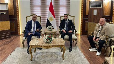 بحضور اتحاد الكرة.. وزير الشباب والرياضة يستقبل رئيس الكاف بالقاهرة - الخليج الان