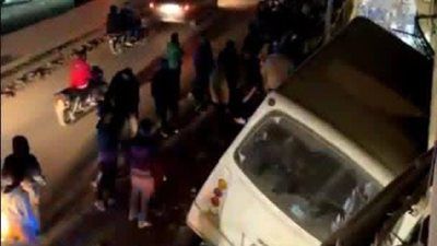 ثوانٍ من الرعب فوق الدائري.. أتوبيس يقتحم عقارًا في بشتيل ويصيب 5 ركاب - الخليج الان