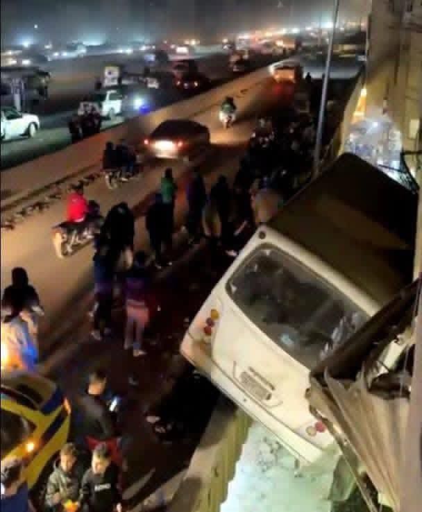 ثوانٍ من الرعب فوق الدائري.. أتوبيس يقتحم عقارًا في بشتيل ويصيب 5 ركاب - الخليج الان