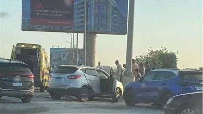 تصادم سيارة بلوحة إعلانية يوقف حركة المرور بمحور العبور - الخليج الان