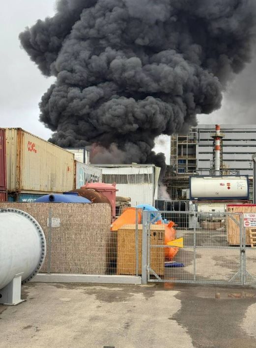 «كارثة في سماء إسرائيل».. تسرب مواد خطرة بعد هجوم إيراني على مصنع بالنقب - الخليج الان