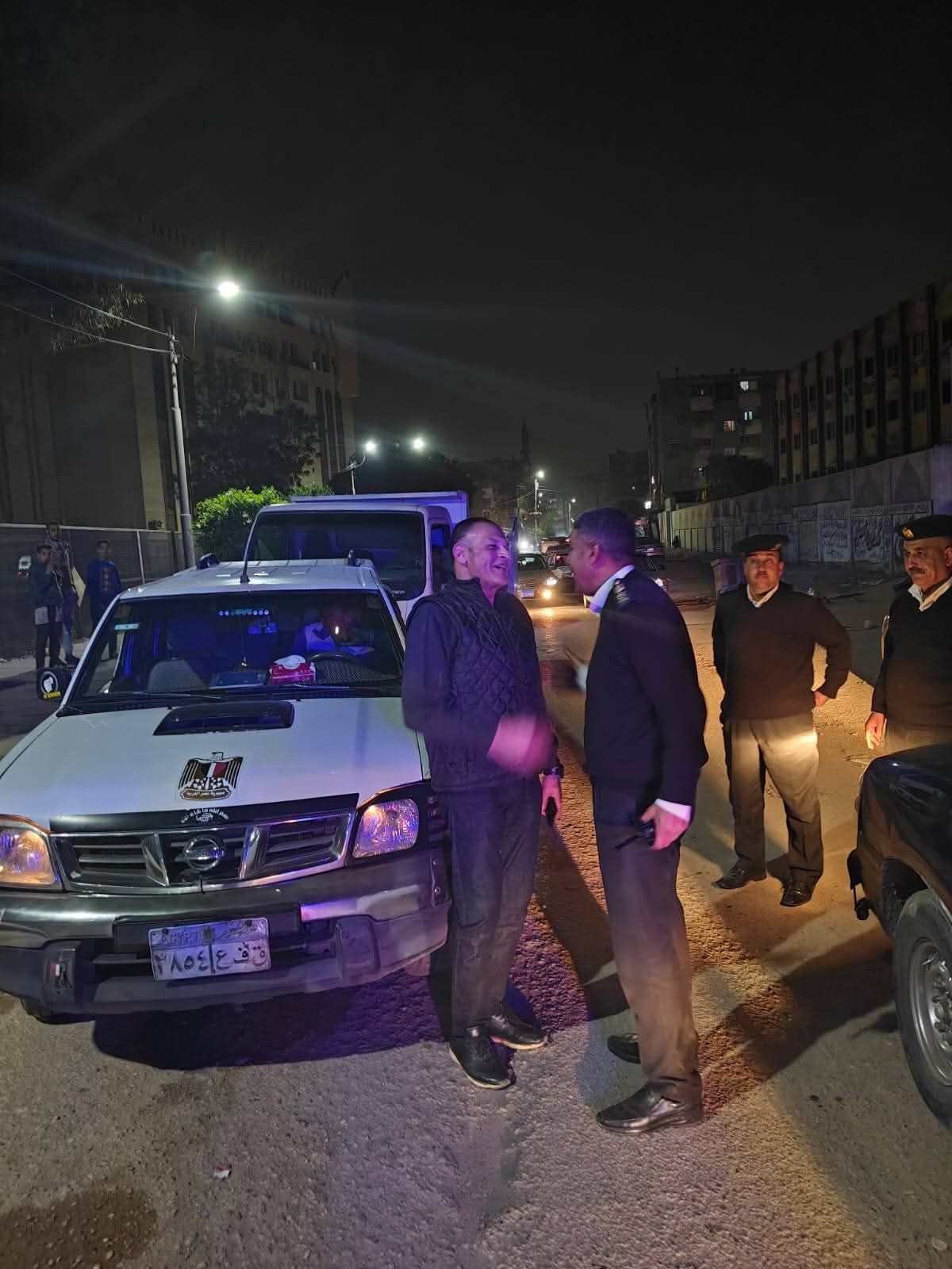 رئيس مدينة الخانكة أحمد بكر يقود حملات غلق المحال - الخليج الان