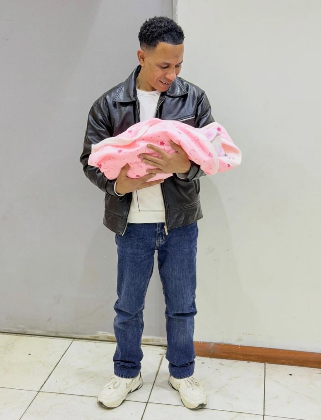 حمادة صميدة يرزق بمولودة جديدة: ربنا رزقني ببنوتة زي القمر - الخليج الان