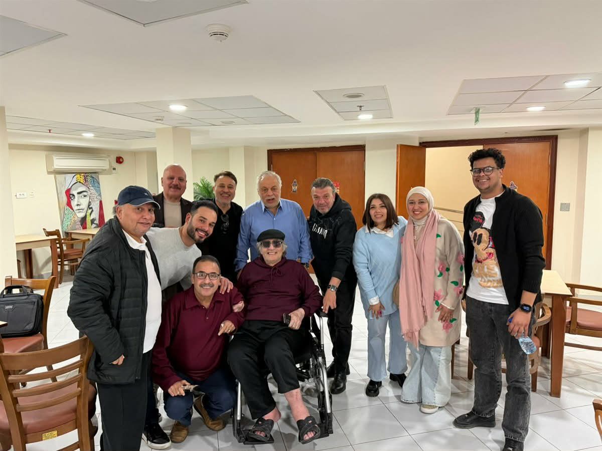 رفقة أشرف زكي.. وفد من نقابة المهن التمثيلية يزور محيي إسماعيل في دار كبار الفنانين - الخليج الان