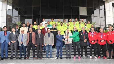 محافظ بني سويف يكرّم أبطال اليد ويهديهم درع المحافظة بعد الصعود للممتاز.. ويطلق رؤية لاكتشاف المواهب الرياضية بالمراكز - الخليج الان
