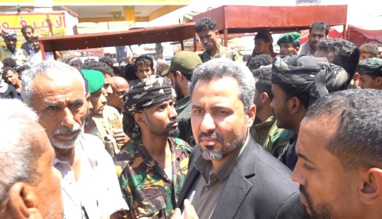 محافظ لحج الحالمي يطلع على أضرار حرائق سوق الفيوش