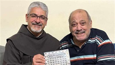 بعد أزمته الصحية.. الأب بطرس دانيال يزور ضياء الميرغني ويهديه لوحة بـ أسماء الله الحسنى - الخليج الان