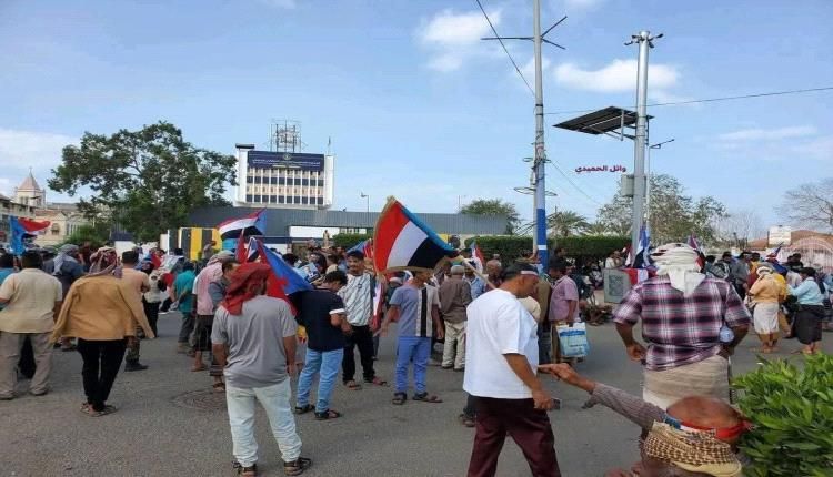 عاجل: حشود من المتظاهرين تتمكن من فتح طريق أغلقه الأمن بمدخل مديرية المعلا ويتجهون إلى التواهي ‏⁦‪