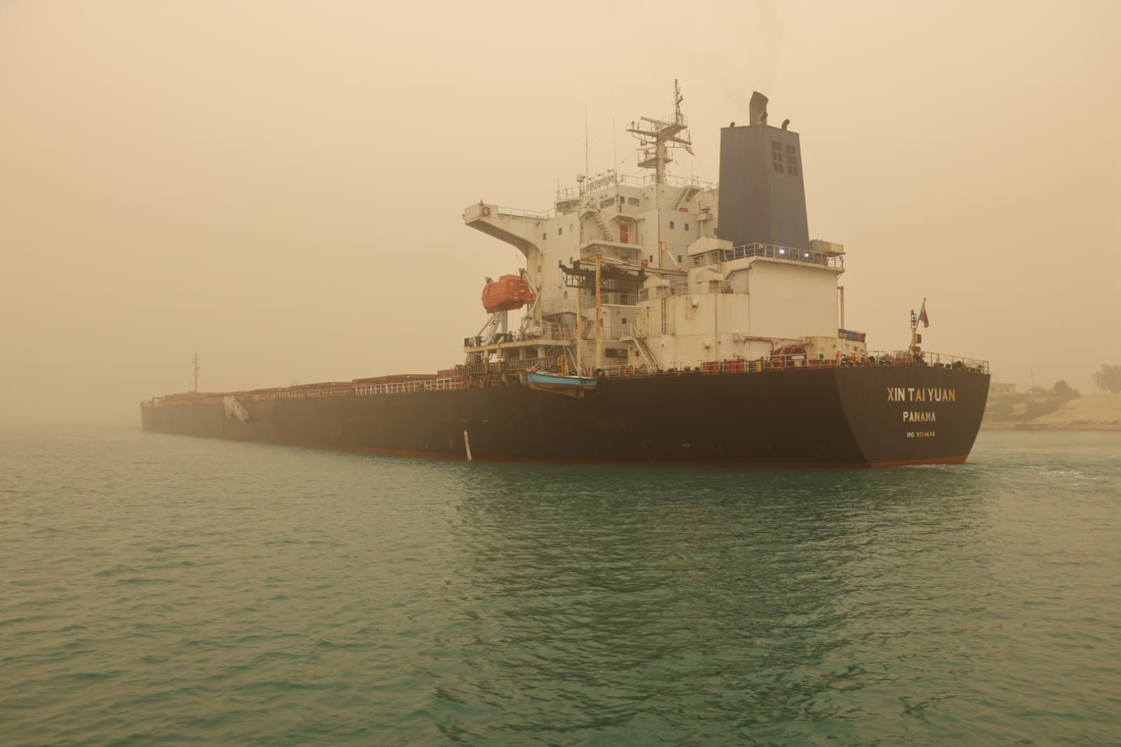 تعويم سفينة “XIN TAIN YUAN” بنجاح واستئناف الملاحة بقناة السويس دون تأثر - الخليج الان