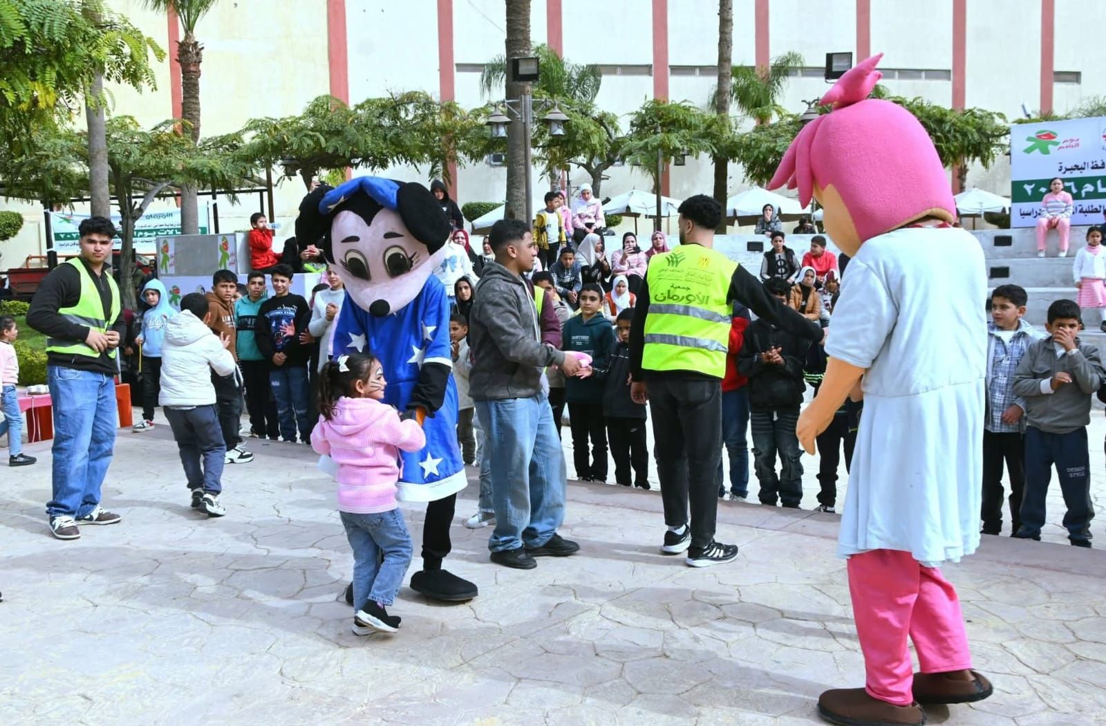 فرحة في عيون الأطفال.. محافظ البحيرة تحتفي بيوم اليتيم وتدعم الأمهات والعرائس بدمنهور - الخليج الان