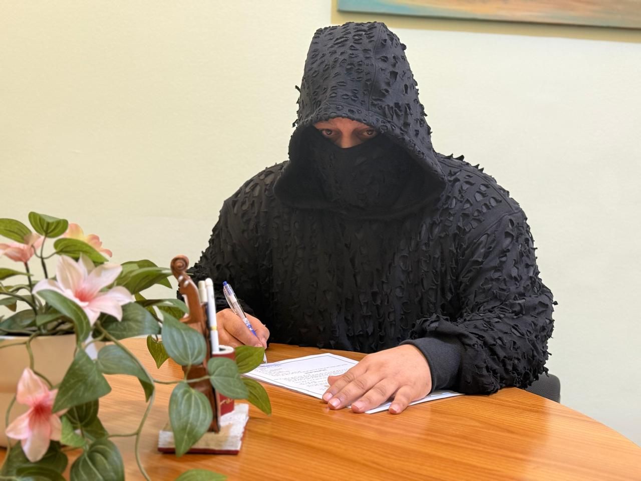 مطرب القناع كابوتشي يشعل الساحة الغنائية بالتعاون مع ريتشارد الحاج - الخليج الان