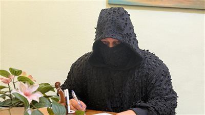 مطرب القناع كابوتشي يشعل الساحة الغنائية بالتعاون مع ريتشارد الحاج - الخليج الان