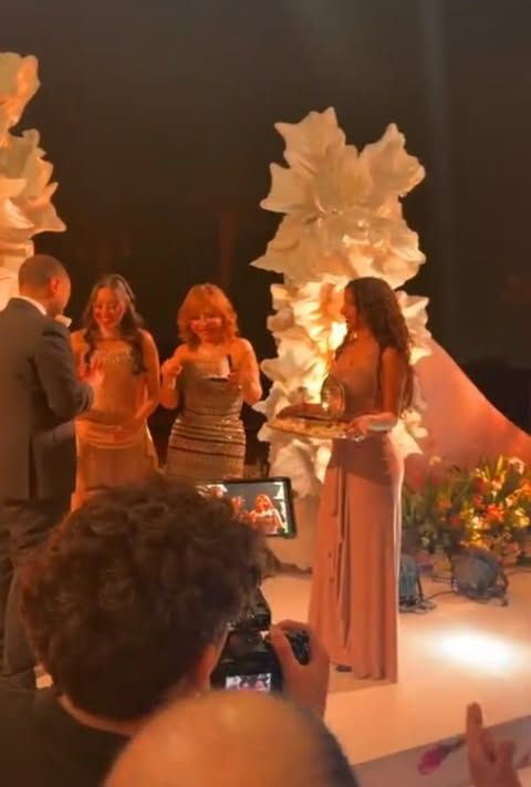 لميس الحديدي بتقدملهم الشبكة وإلهام شاهين أبرز الحضور.. لقطات من خطوبة نجل عمرو أديب| صور - الخليج الان