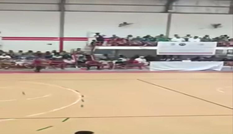 عاجل .. جماهير المكلا تثور في وجه المندوب السعودي وهذا ماجرى بالصالة المغلقة