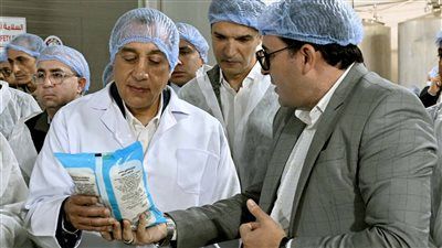 رئيس الوزراء يتفقد مصنع "غازي لاند" لتصنيع منتجات الألبان - الخليج الان