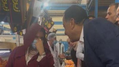«بتاخدوا مرتب كويس».. رئيس الوزراء يجري لقاء ودي مع العاملين في مصنع ببنها - الخليج الان