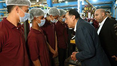 رئيس الوزراء يتفقد محطة الصواف لتعبئة الموالح والحاصلات الزراعية - الخليج الان