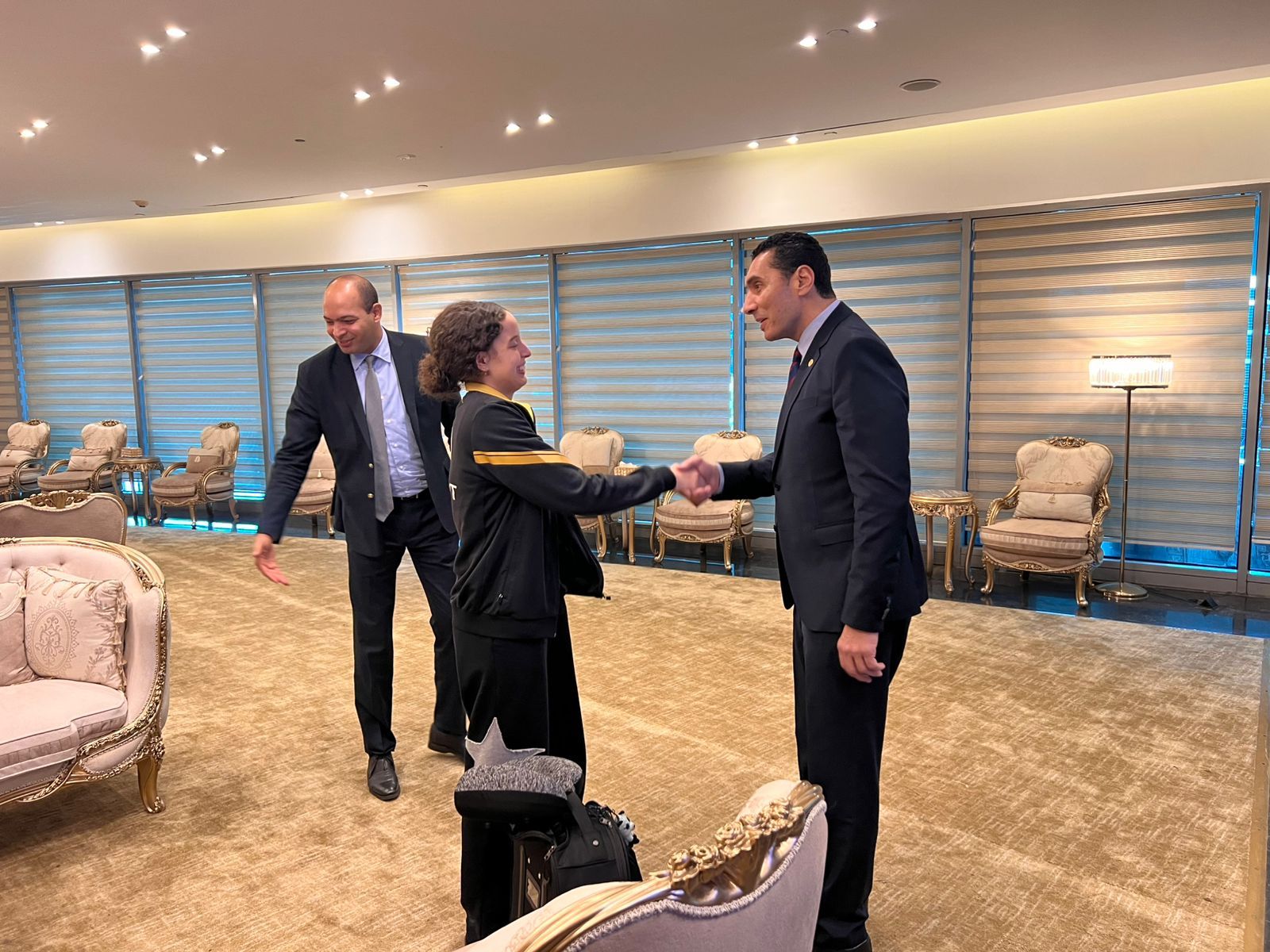 جوهر نبيل وأشرف حلمي يستقبلان هنا جودة بعد إنجاز كأس العالم - الخليج الان