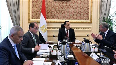 رئيس الوزراء يتابع مع وزيرى المالية والبترول عددًا من ملفات العمل المشترك - الخليج الان