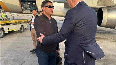 وداع بطل الواجب.. وزير البترول يتقدم مستقبلي جثمان الشهيد حسام خليفة بمطار القاهرة - الخليج الان