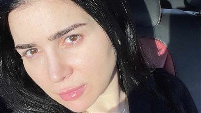 رجعت للشعر الأسود.. مي عز الدين تشارك الجمهور نيو لوك لها - الخليج الان