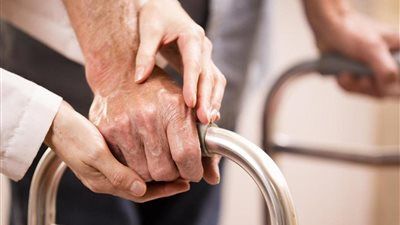 إعفاء غير القادرين ونسبة مجانية إلزامية.. أبرز مزايا قانون رعاية حقوق المسنين - الخليج الان