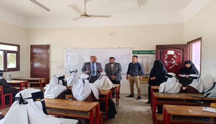 وزير التربية والتعليم يطلع على سير العملية التعليمية بمدارس مدينة الشعب