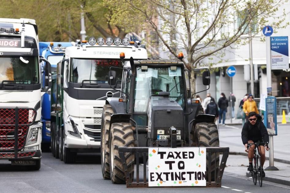إيرلندا تتحرك لفك حصار غاضب عن مصفاة النفط الوحيدة في البلاد